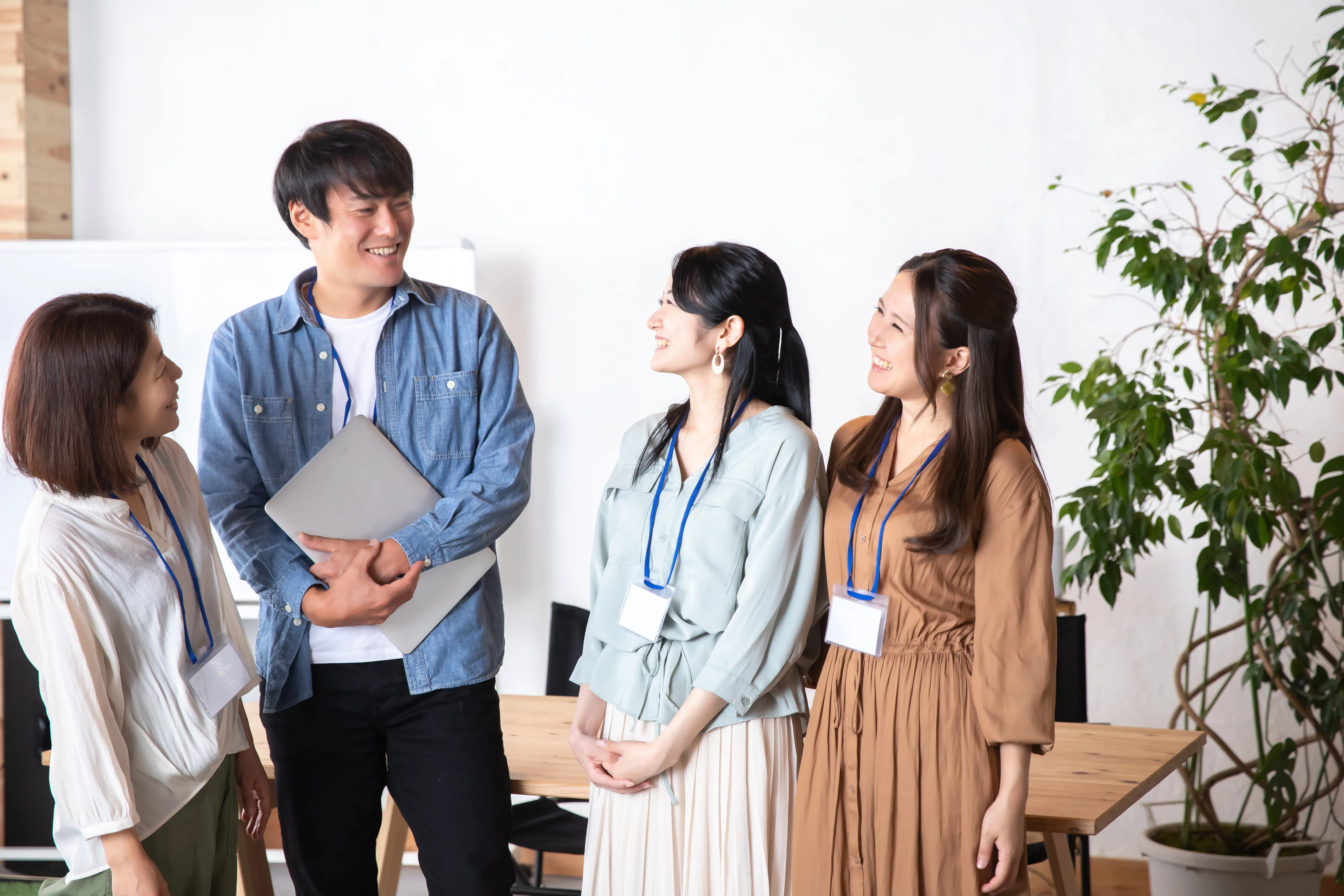 定期的な面談やフォローアップがあり、困ったことがあればすぐに相談できる体制が整っています。
また、本社での交流会なども実施されており、派遣社員であっても孤立せず、安心して働ける環境があると感じました。